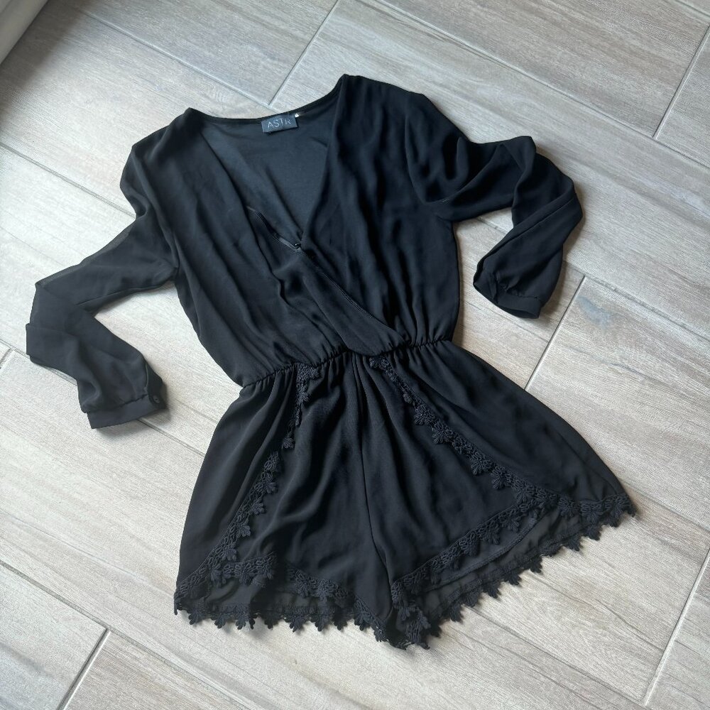 ASTR Black Long Sleeve Short Jumper Romper - Medium